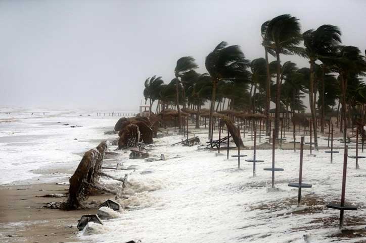 Cyclone 'Mekunu' hits coastal Karnataka, CM Kumaraswamy takes stock, PM Modi assures help