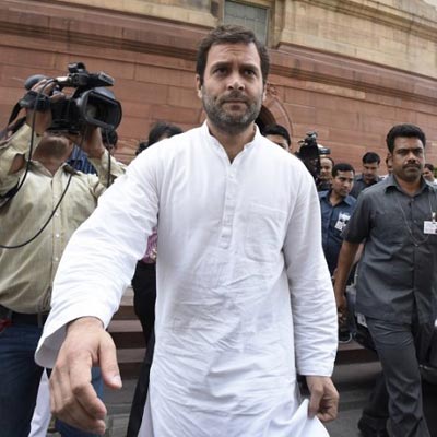 Rahul Gandhi raises slogans over Karnataka political crisis