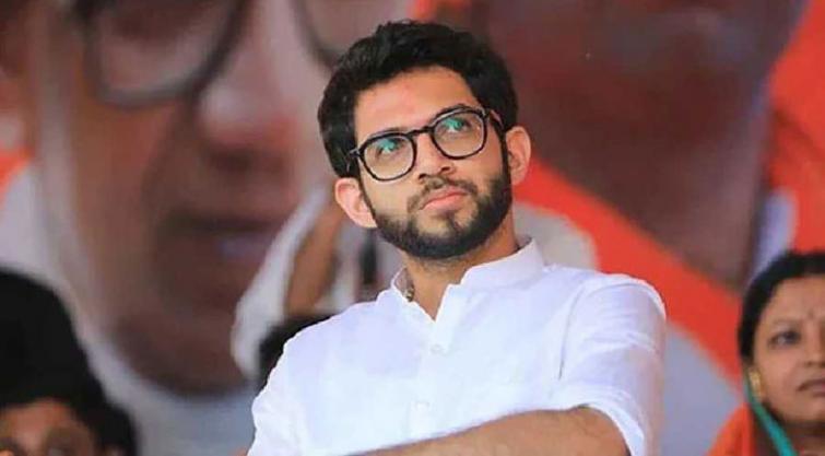 Aaditya Thackeray MOCKS Eknath Shinde camp MLAs outside assembly