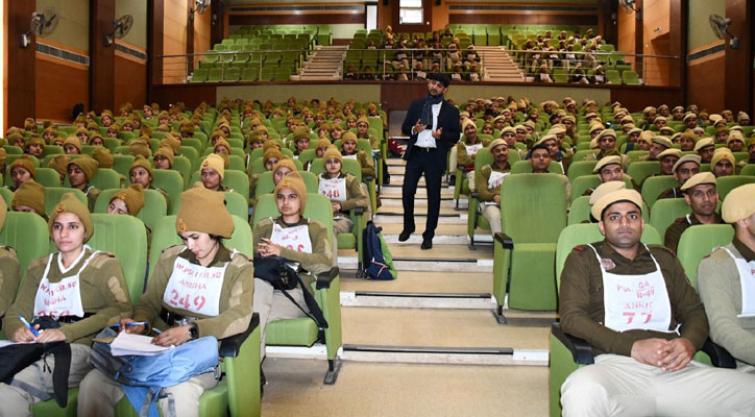 Naveen Krishna Rai of Ghazipur conducts management training sessions on self-management at Delhi Police Academy 