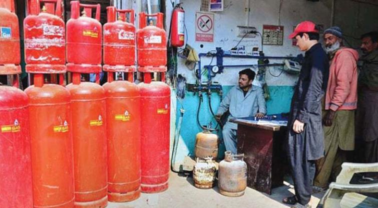 Flour, Gas Crises Hit People Hard In Pakistan During Ramzan