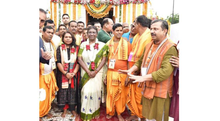 New Delhis Hauz Khas Temple Celebrates Car Festival President Worships Lord Jagannath on her Birthday
