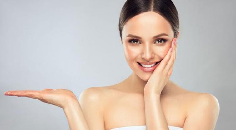 Apply aloe vera gel instead of night cream for healthy, glowing skin in summer