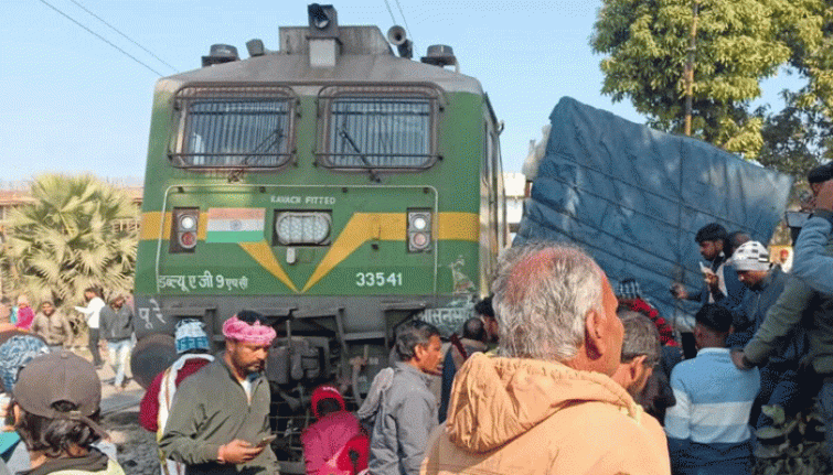 Gonda–Asansol Express crashes into truck at crossing in Deoghar