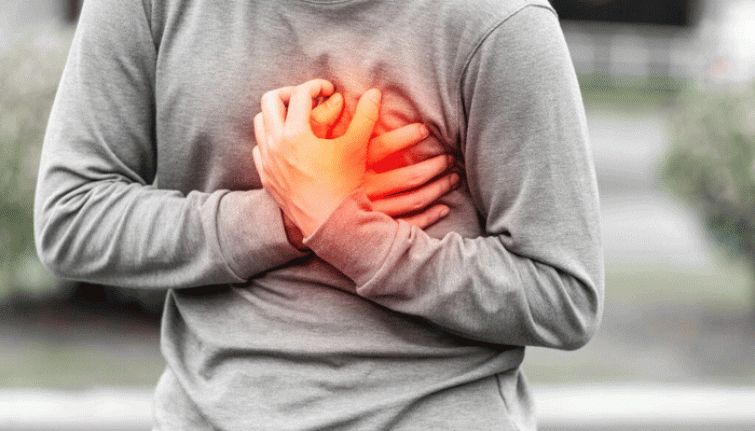 Giving water during a heart attack: Safe or dangerous?
